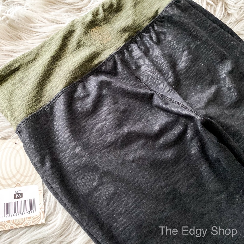 Balance Collection | Embossed Yoga Crop Leggings - Picture 3 of 4